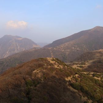 せっかくなので、夕陽を見て帰ろう💡
沓掛山でのんびり日の入りを待っていると
２組が時間差で下りて来られました。

皆さん、ギリギリまでくじゅうを楽しんでおられたようです👏「疲れた」と言いながらも良い表情をなさっていました😊

夕陽はちょっと残念な感じだったので
写真はくじゅう連山を😅
僕も、次は沓掛山より向こうへ行きたいなぁ🤗