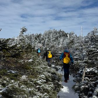 南峰から北峰に向かう登山道、背中のヒップソリが目立ちます😛