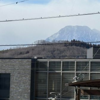 電線の間に有明山。