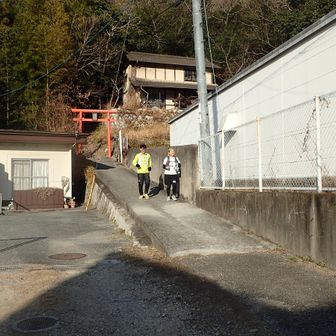 最終ランナーと下山する鏑木さん