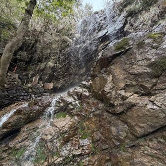 水量や季節によっては、七変化する滝かと