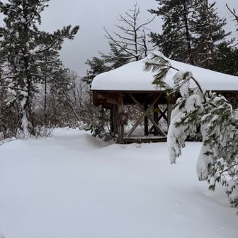 先頭になってしまい東屋までラッセル😭
ラッセル疲れたので諦めて帰ろうかなと思ったところで後続者が来て、交代でラッセルしながら進むことに