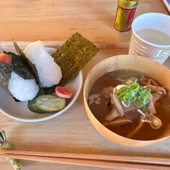 おにぎりと豚汁いただきました
