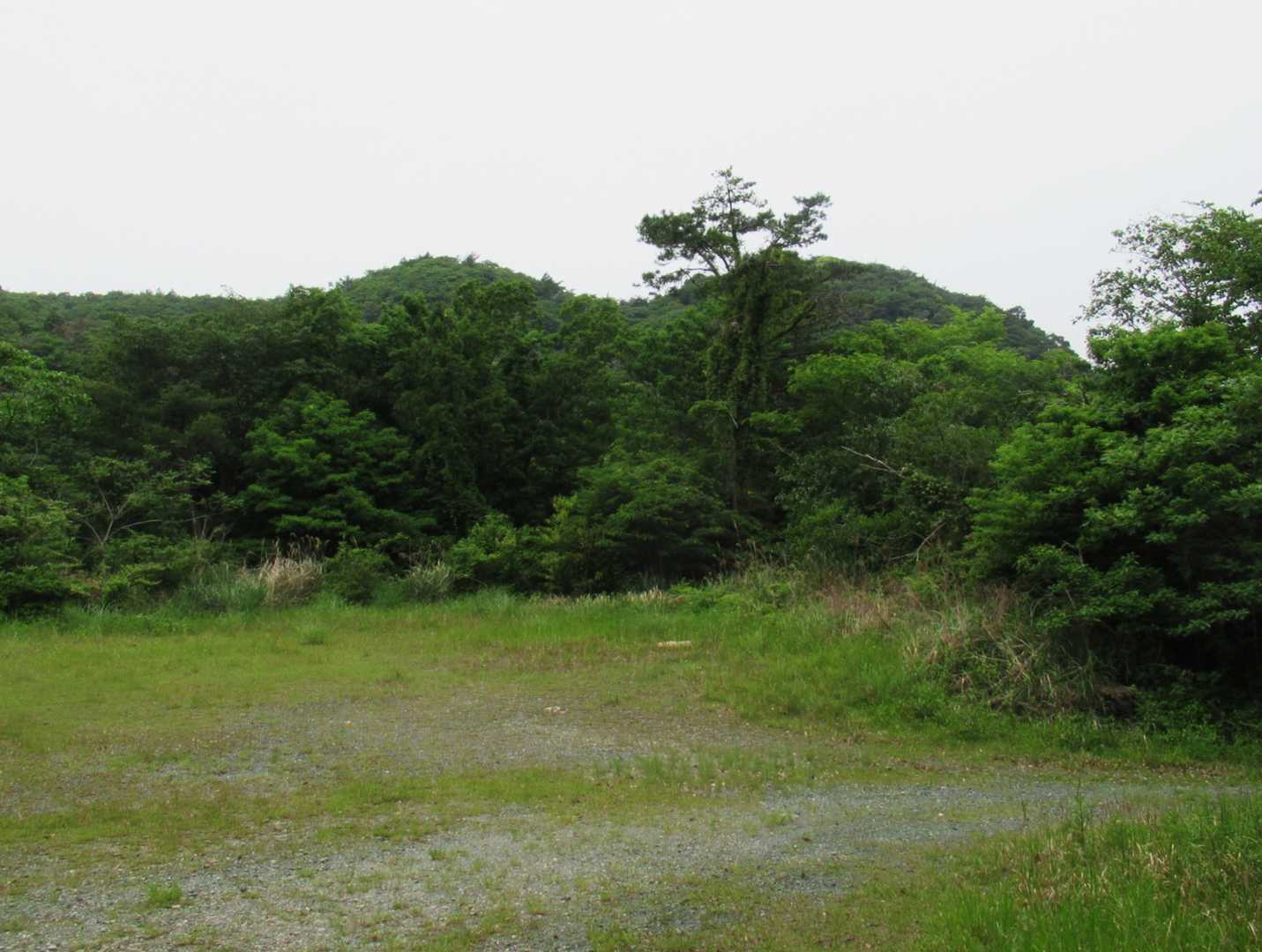 左が五葉城址、右が出丸