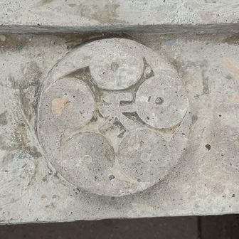 ｱﾗｯ‼️五天山の御神紋⛩️⁉️
初めてﾏｼﾞﾏｼﾞと拝見😯🙏
【5つの円の中心に天】で五天山？💖
ｷｯﾄ〇ﾆﾓ色ﾝﾅ意味が有りそうﾃﾞｽﾈ♪😙