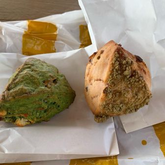 よもぎのスコーンとさくらのスコーン
期間限定
立川駅構内にあるパン屋さんで購入。
お気に入りのお店💕