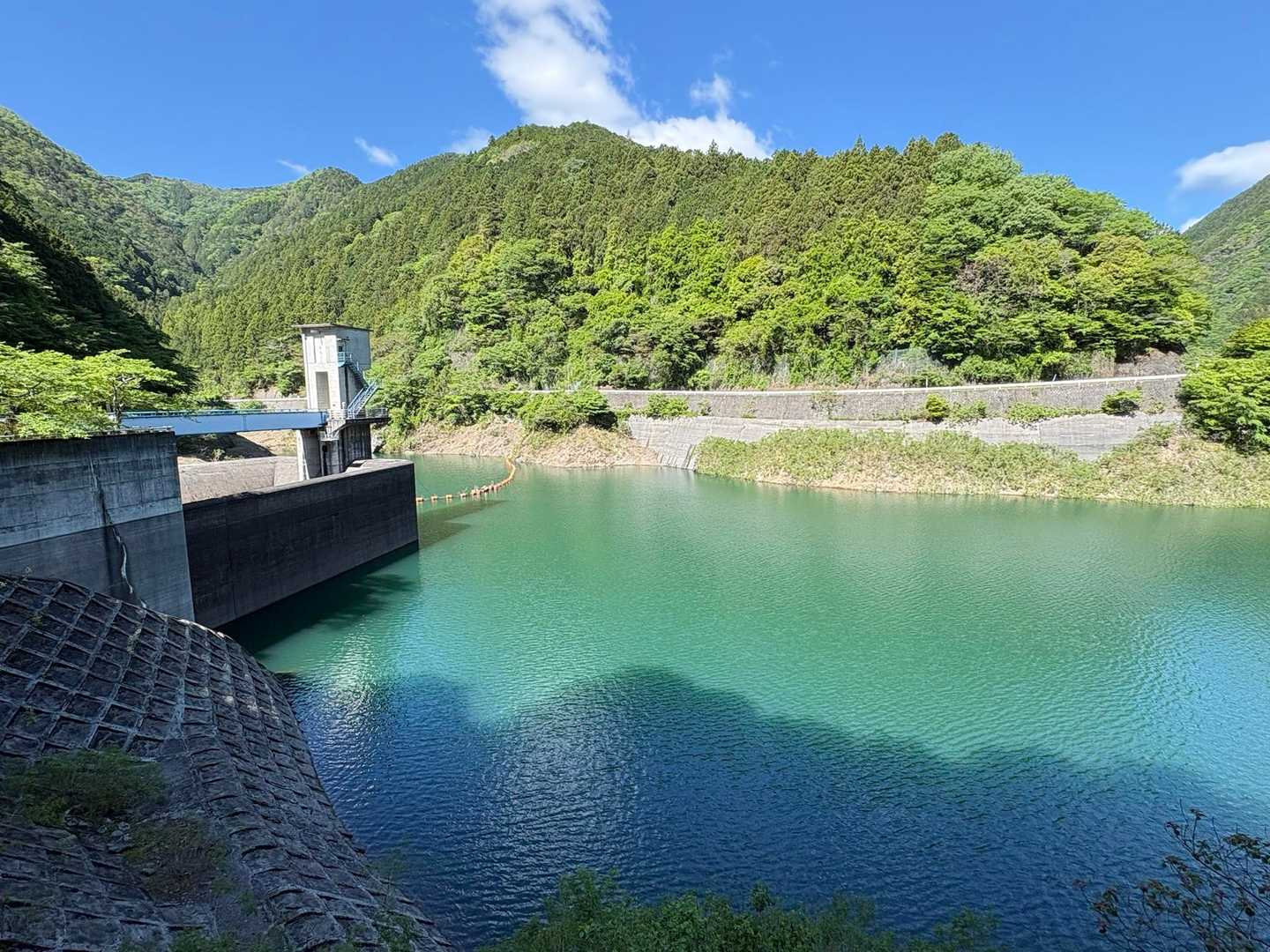 ダム湖の水色が綺麗🤩