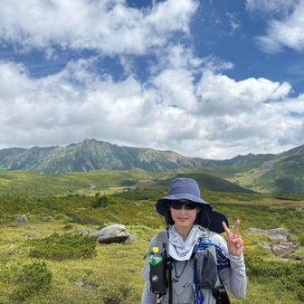 祖母岳(ばあだけ)👵🏻山頂！初めて！

テラスがあっただけで山頂標がなく💦
カップラーメン食べていた２人組さんが私を撮ってくれるというのを一度は断ったけど…
まぁ、せっかく遠くまで来たから📷
証拠写真ってことで✌️

ありがとうございました😊