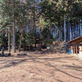 山頂手前の広場。東屋やベンチや一応トイレもある。