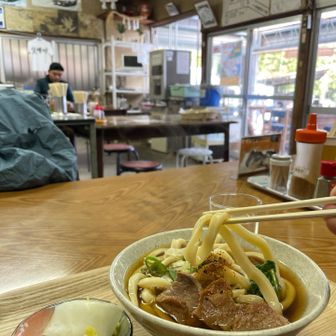 立ち寄る予定は無かったのですが、頭文字Dの舞台と知って、思わず入店🤩良い雰囲気ですよ✨
秩父名物の手打ちうどんをいただきました。秩父のうどんらしい、噛み応えのある歯切れの良い太麺。熱々の出汁は、今日意外と寒くて身体が冷えていたので身体に沁みました🤤食後にミカンも二個いただきました🍊