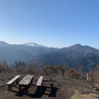 大涌谷の煙も見える
右に金時山