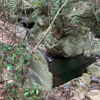 天然の岩の隙間プール✨
入ると気持ち良さそうですねー🥴
おつかれ山でした⛰️