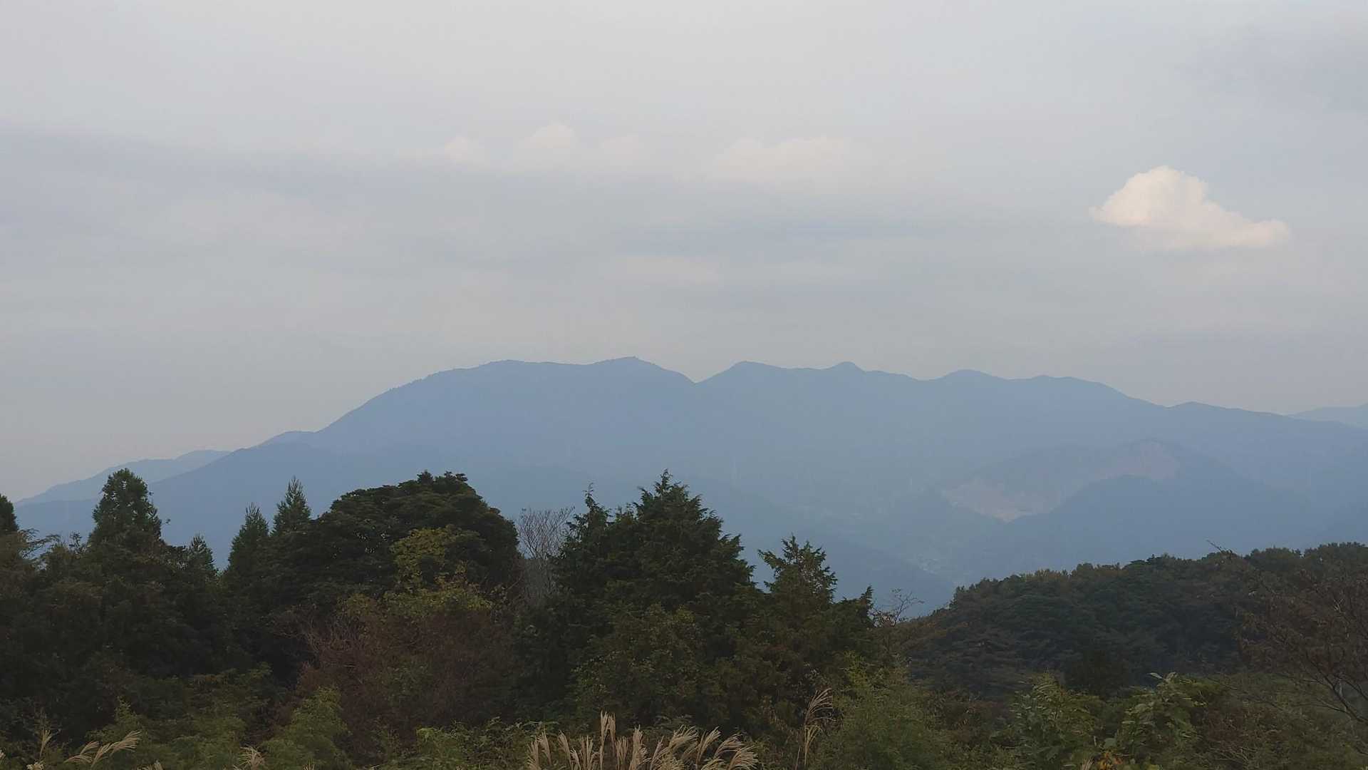 下りてきました。整備中の駐車場？にちょっとお邪魔して、作礼山
