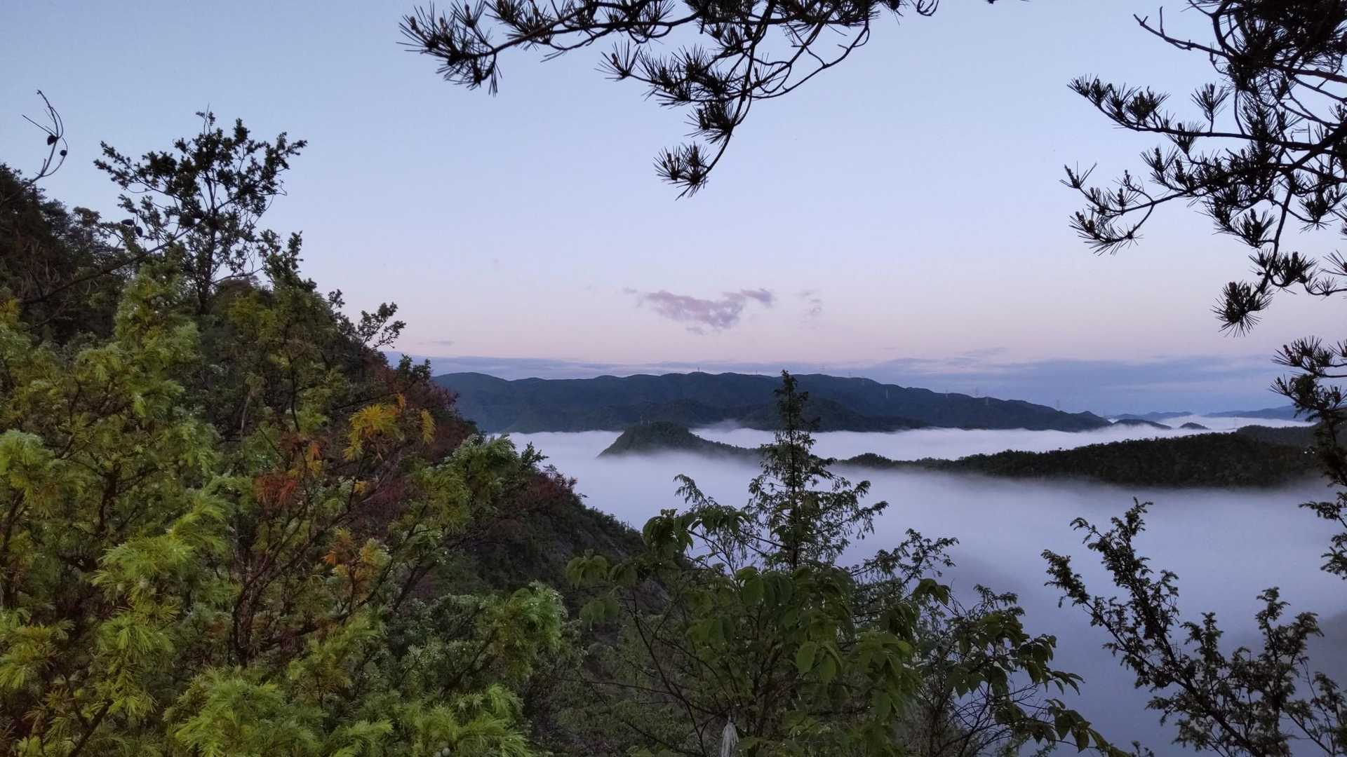・・・・・渓間から和気富士方向