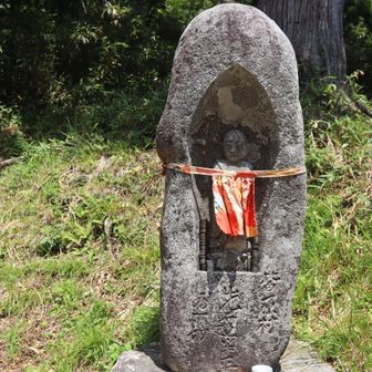 お地蔵さんも暑そうだ。