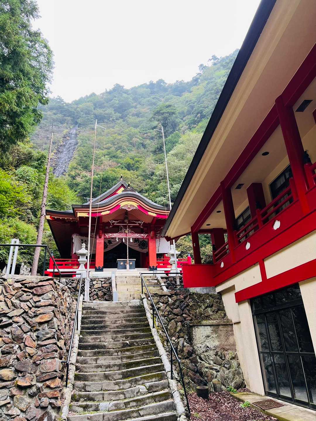 さらに奥にも滝が😍 
