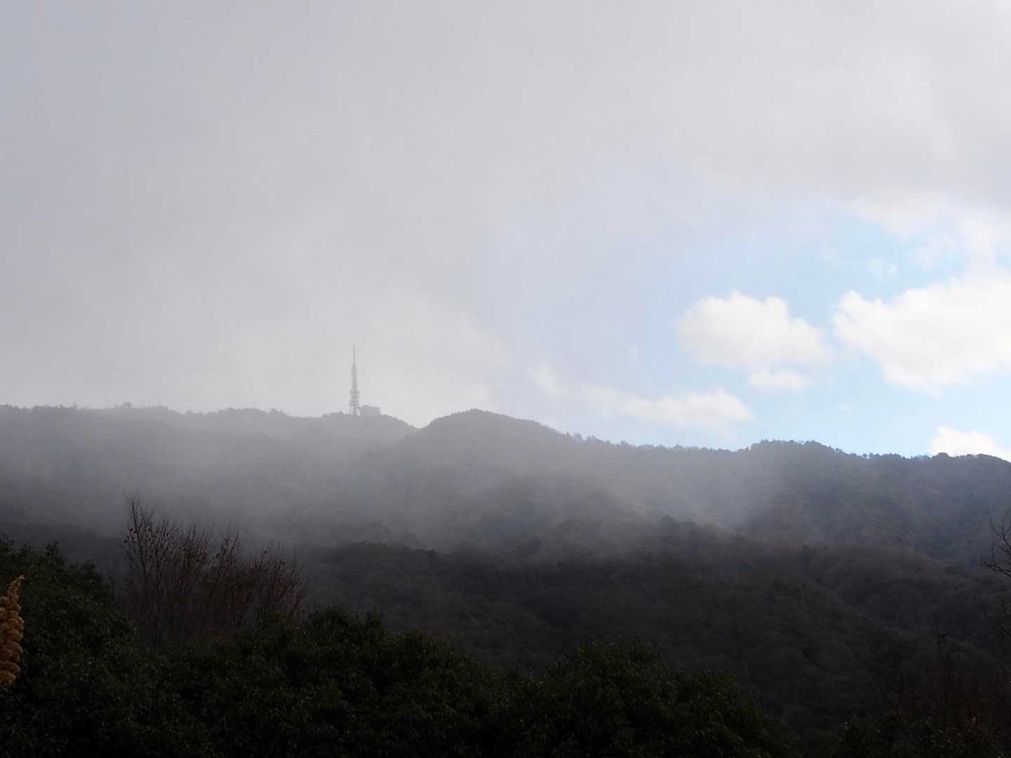 ここら辺から雪が降り出したけど
半分は薄暗い雲、半分は青空
なんか面白い空だったなぁ