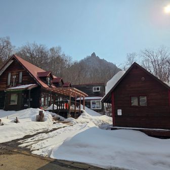 左手に「ゆあんぐ」石窯パンのランチとドリンク屋さん
右手は、もと「花氷(かひょう)」美味しいかき氷屋さんで、豊滝へ移転しました
