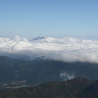 雲海からヒョッコリ由布岳▲