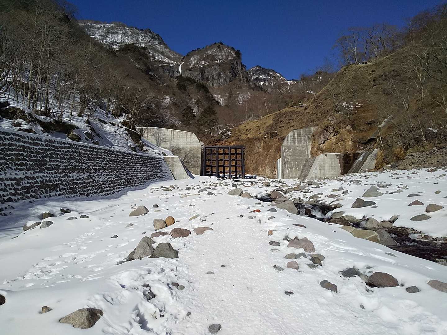 林道から外れ、ここから渓流沿いに上流を目指す