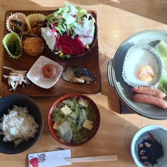 朝食も野菜がてんこ盛り。自家菜園があるそうです。美味。