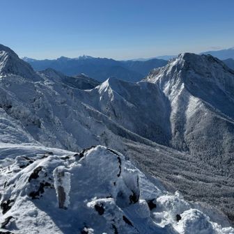 あー、かっこいい♥️
白に浄化されました🤍
今年の
1発目雪山、、絶景と笑顔三昧で、素敵な一年になる事間違えないっ♥️

いつも楽しい刺激的な山行を、かんさん&ゼン主さん、ありがとうございます🙏