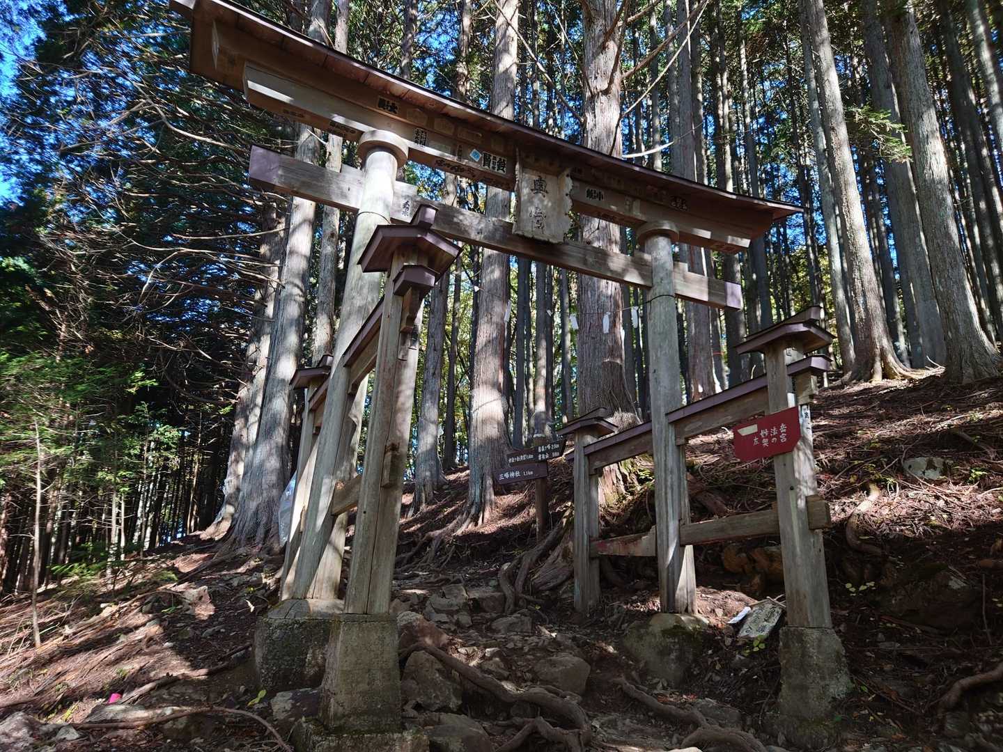 2つ目の鳥居。
ここで雲取山登山道とお別れ