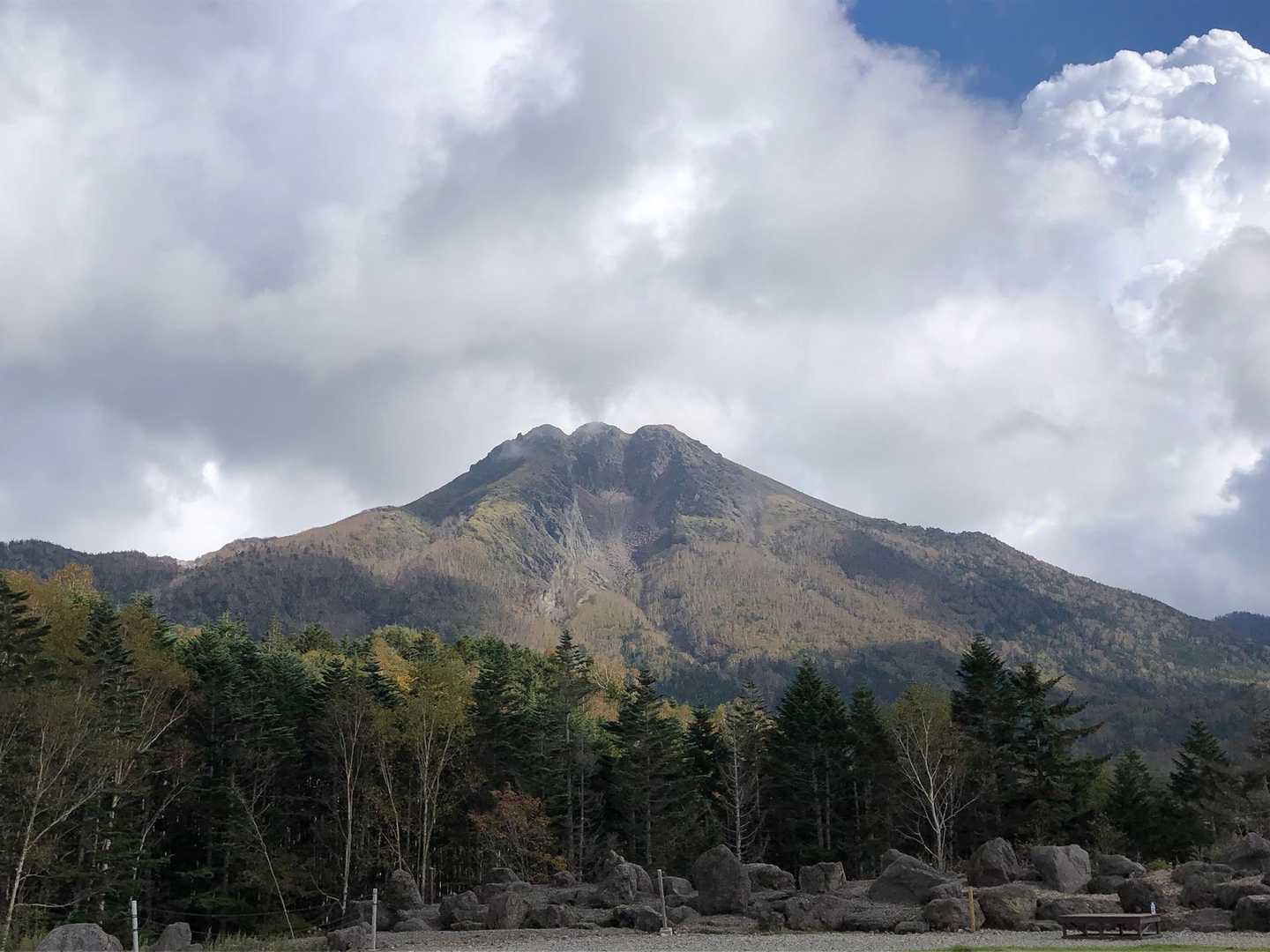 あの３つのコブを登ってきたんだなぁ…
とてもキレイな山でした⛰️