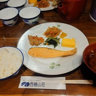 おはようございます😃
5:30朝食😋
2日目の天気予報はあまり良くないので〜プチ観光してから東北に帰りましょう😊
始発のロープウェイまで時間があるので〜少しコーヒーブレイクしてから山荘を後にしましょう☕