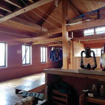避難小屋はランプ、寝具、防寒着、食器、マンガなどなど常備
協力金少しと掃除しました

後は置いてあった好きな深夜食堂のマンガ見ながらビール
漫画喫茶🎵