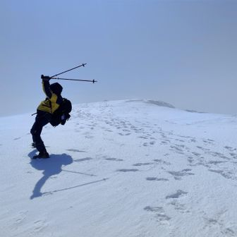 山頂！
立つのもやっとなので、すぐ撤退！