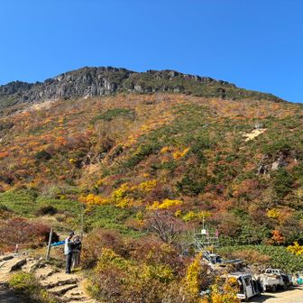 くろがね小屋(建設中)まで下りてくると上側が紅葉って感じですね〜