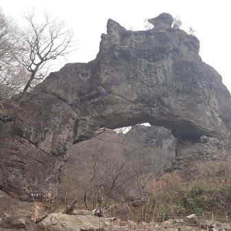 石門広場の第四石門。ここは東屋があったけど、岩が落ちてきて壊れてしまったそうです😱