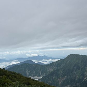 遠方に色々な山が見えます。