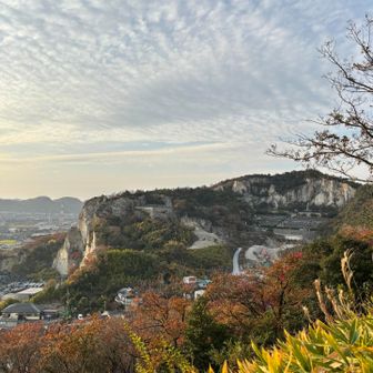 景色すごーい。
正面の岩山の、右のピークがさっき登った高坪山かな？めっちゃ断崖絶壁やー。