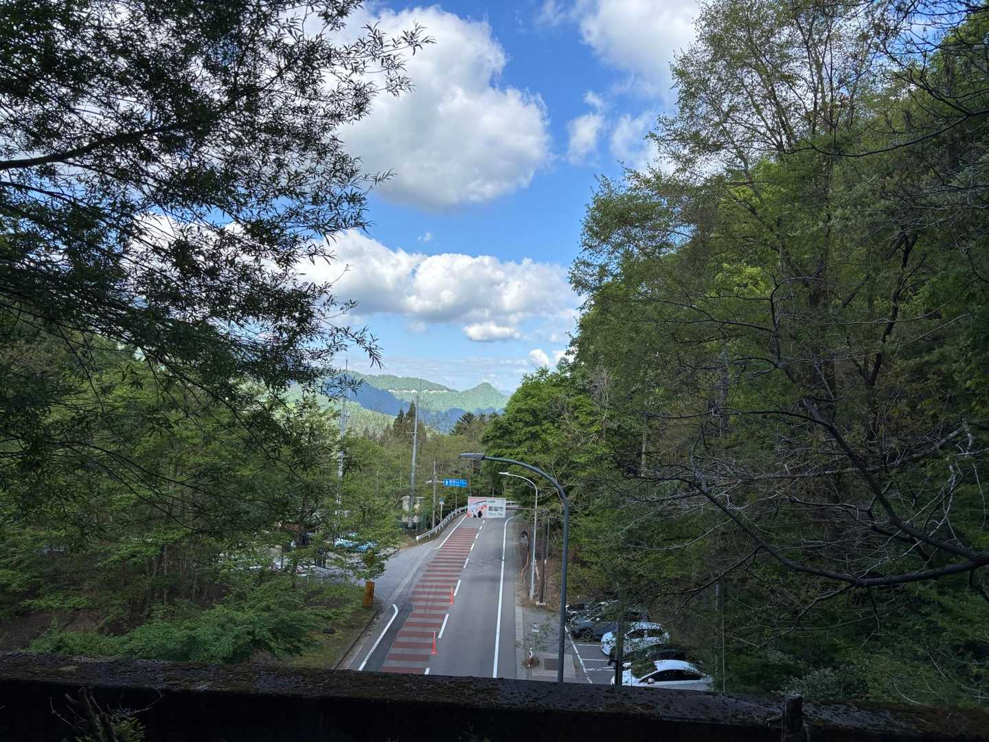 道坂隧道上より、駐車場🅿️ほぼ満車