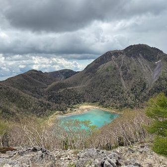 五色山からの五色沼と白根山。
これが見たかったんだ。
ちょっと曇ってきちゃった。