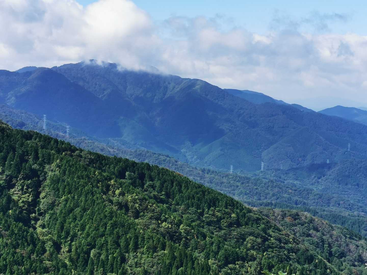 やがて眺望開けて振り向くと良い景色。毛無山かな。