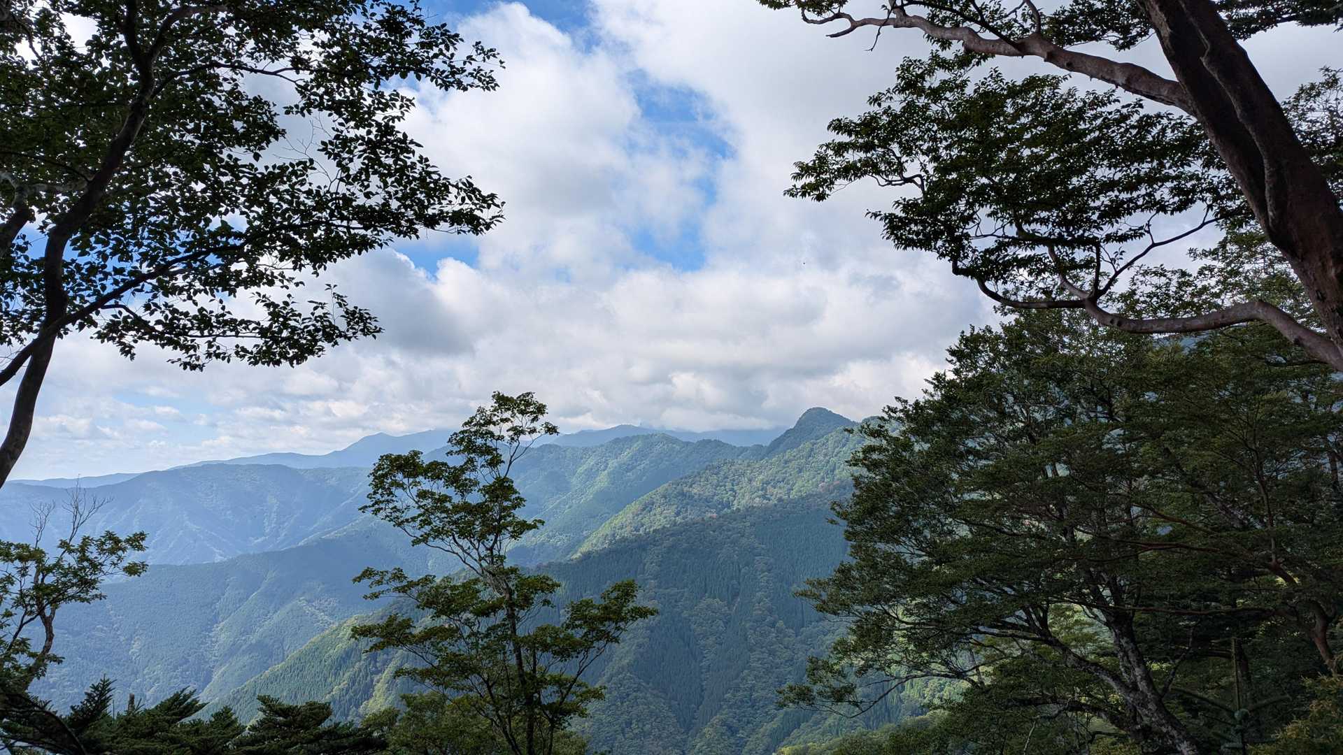 展望も見えました。雲は多いけど、まずまずの好天気😄