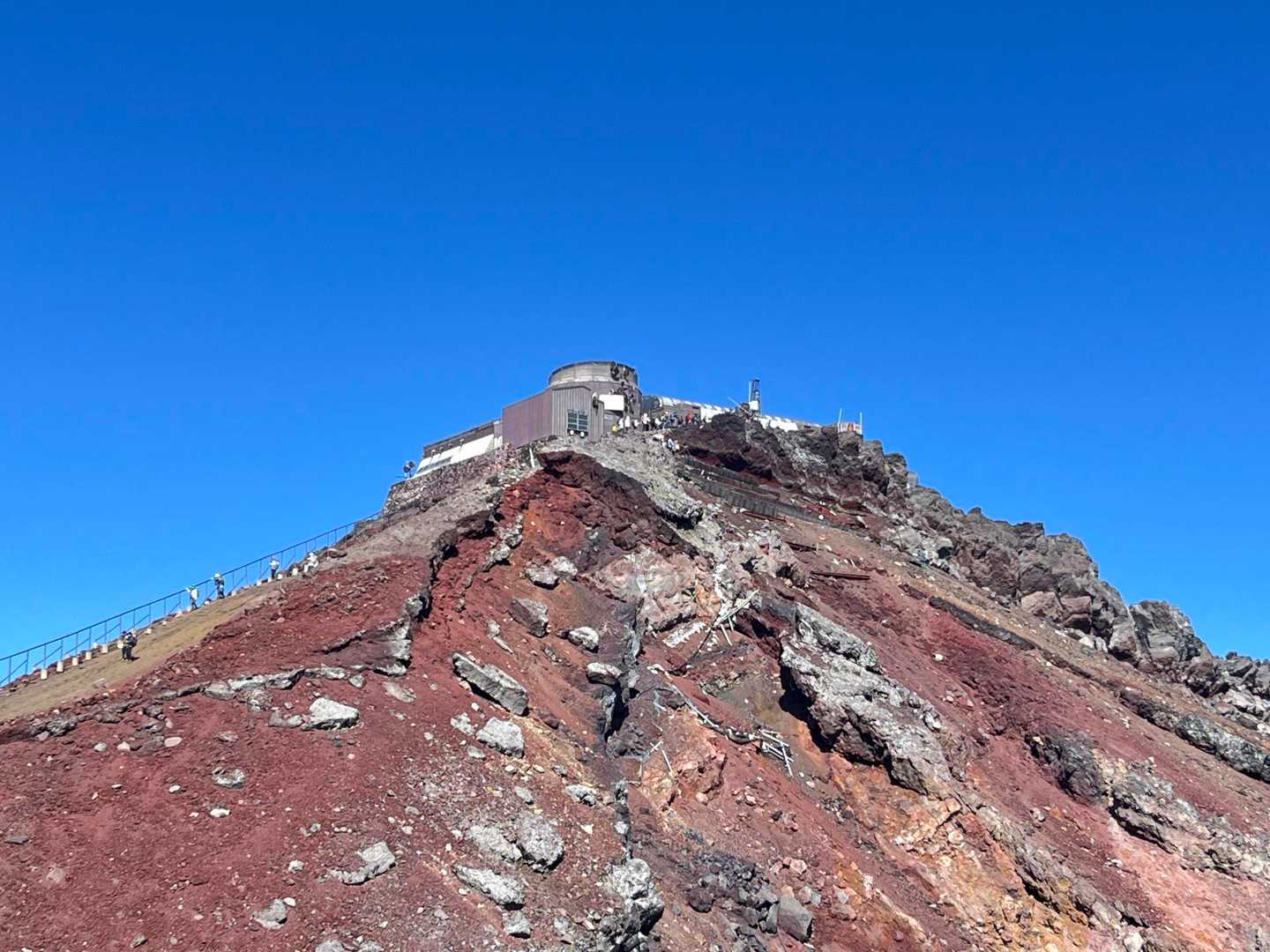 目指すは剣ヶ峰
登りの左の道😳噂通り急だわ〜