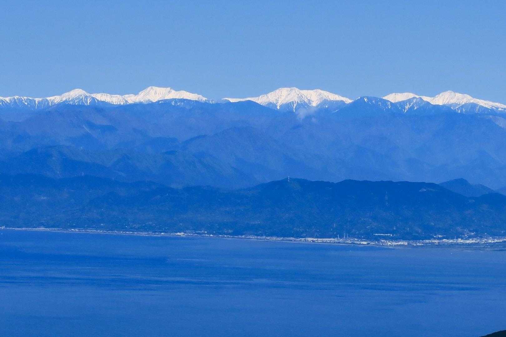 右から。悪沢岳、中岳、赤石岳、聖岳、上河内岳