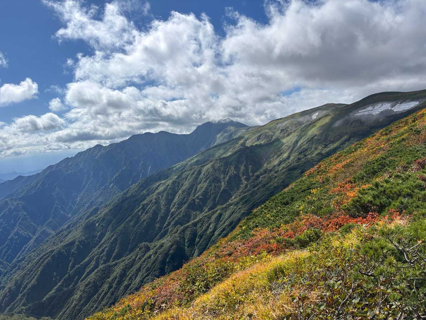 湯沢峰-梶川峰-胎内山-門内岳-北股岳-梅花皮岳-烏帽子岳 縦走コースの写真