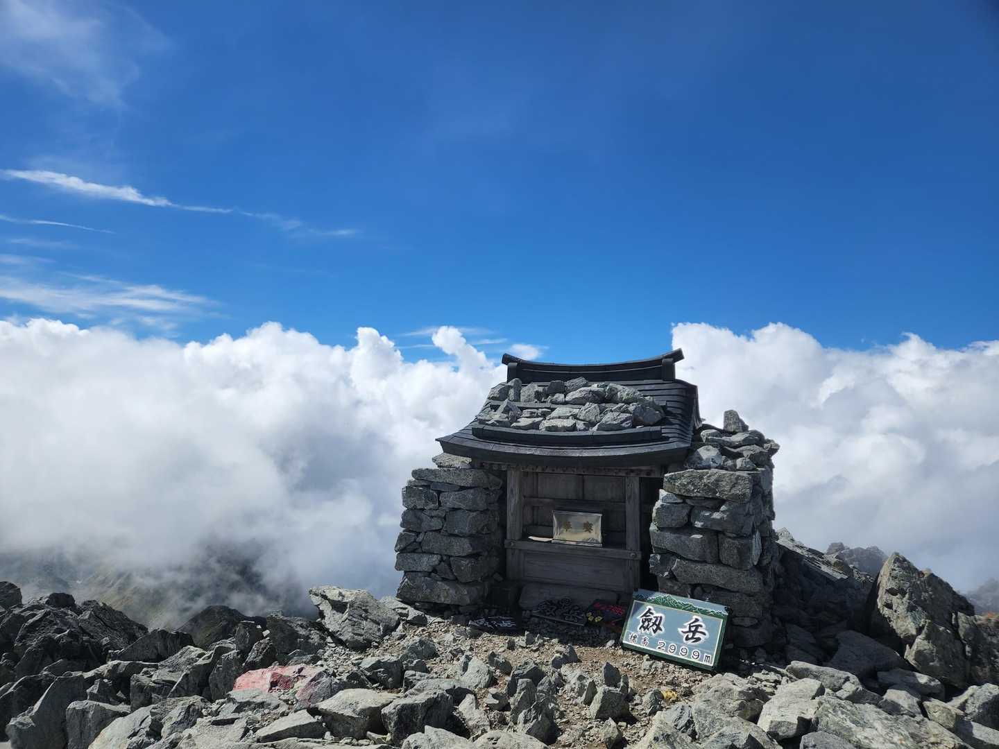 そうこうしていたらガスが流れて青空が顔をだしてくれました。