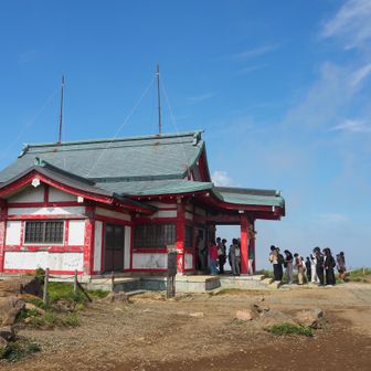参拝している人がけっこういますね。