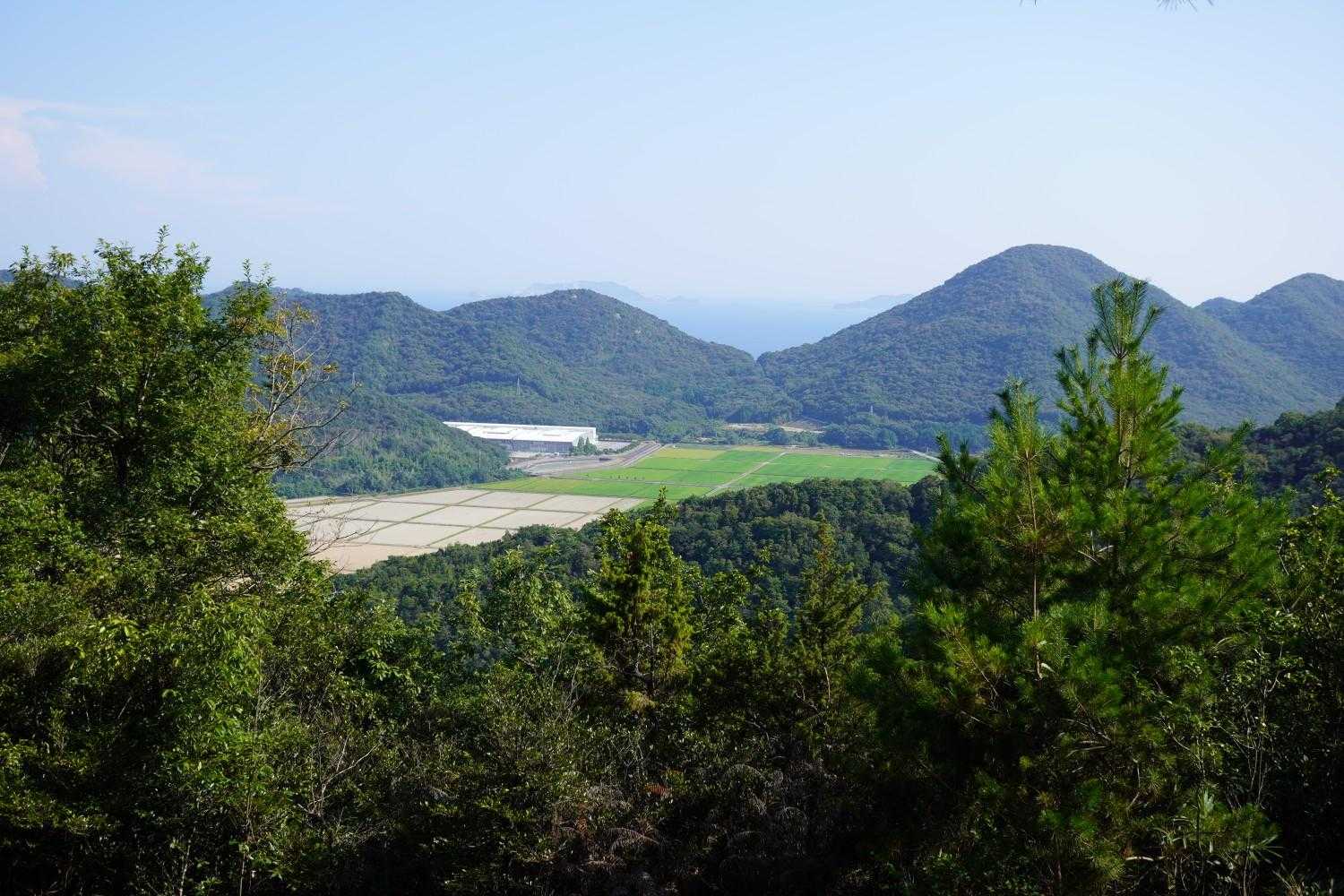 遠くに瀬戸内海