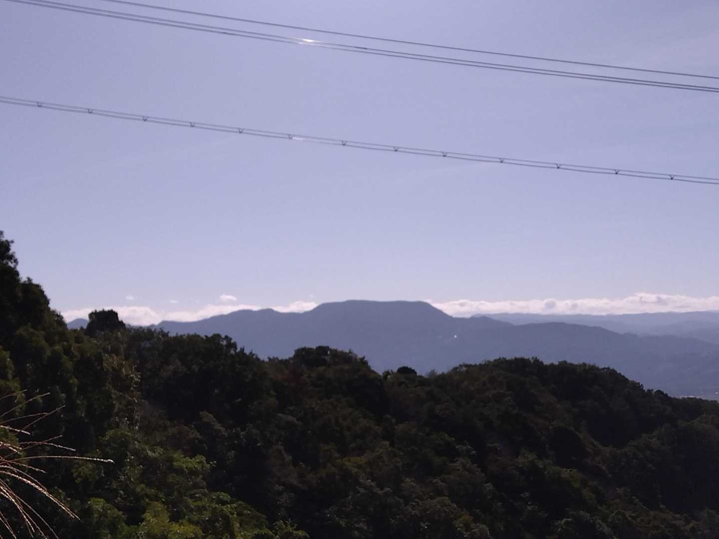 平たい山頂は龍門山