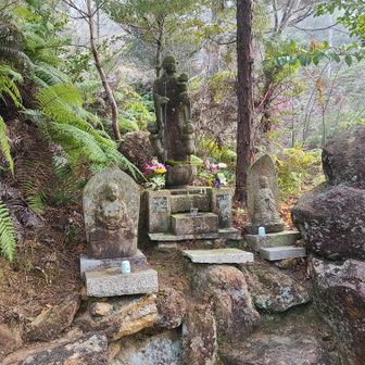 巨岩の奥には、石仏あり。