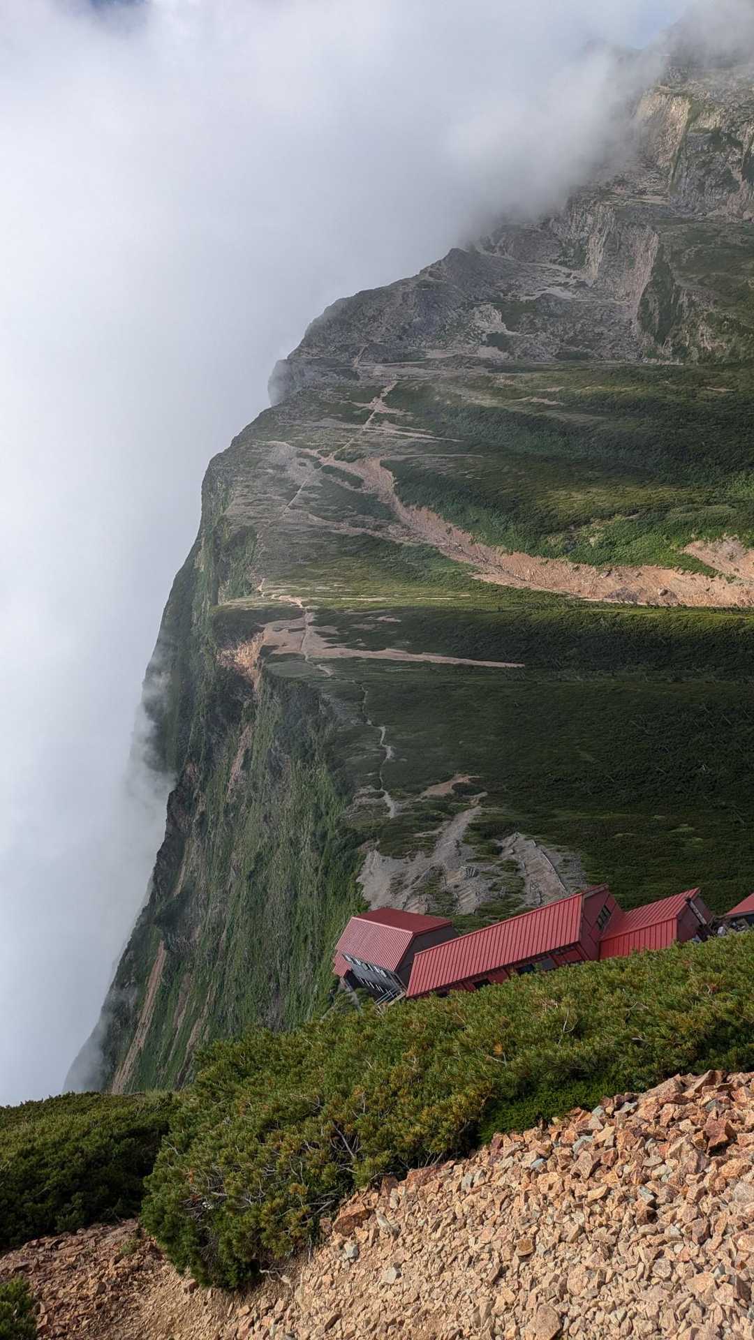 ようやく見えた、五竜山荘😎