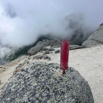 鳳凰三山ほどじゃないけど足元ザレザレで結構滑る
基本これが目印