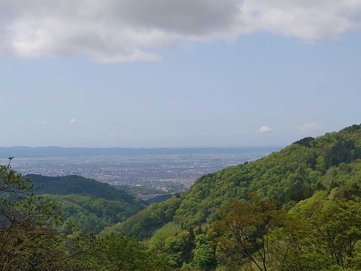 長岡市の街並みと山の新緑😊